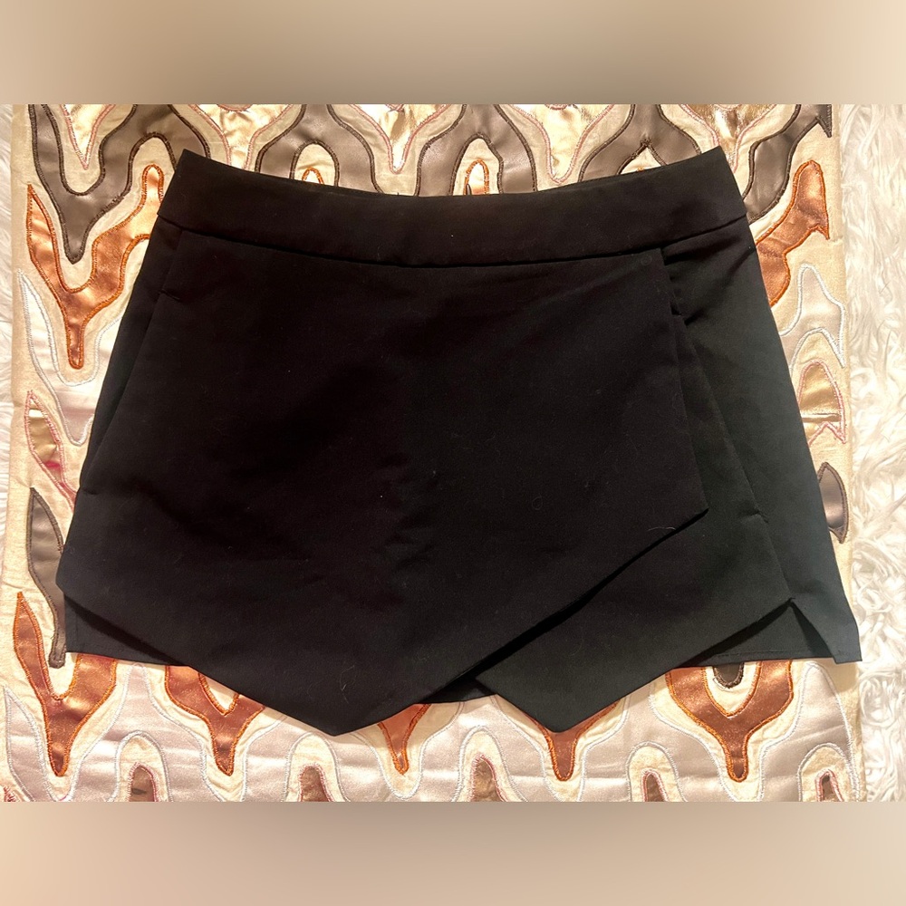 Aqua by Bloomingdale’s Black Asymmetrical Skort with Pockets! Sz M! Fun-ctional!